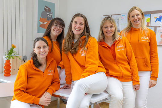 Logopäd*in bei der Arbeit